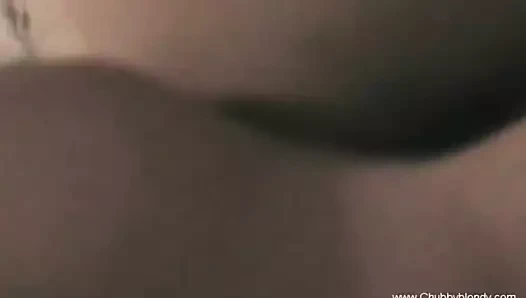 Bir kadının amına mastürbasyon yaparken oyuncaklarla oynamak