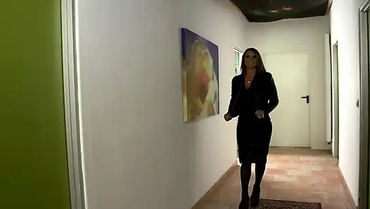 İri göğüslü orta yaşlı seksi kadın büyük siyah yarakla zevk alıyor