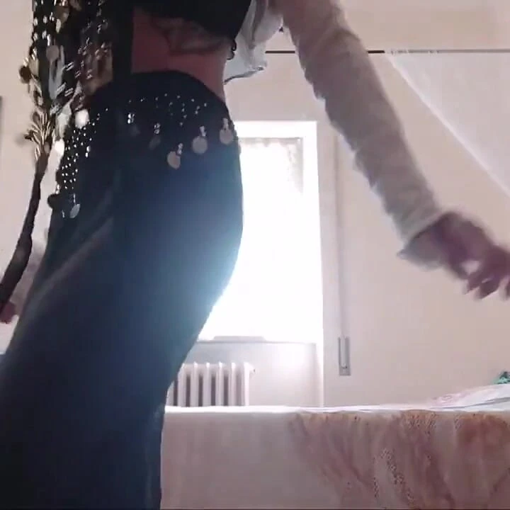 Bu özel videoları izleyin: Şimdi beni anlayabilir misiniz? Üvey anneme bakmadan edemiyorum