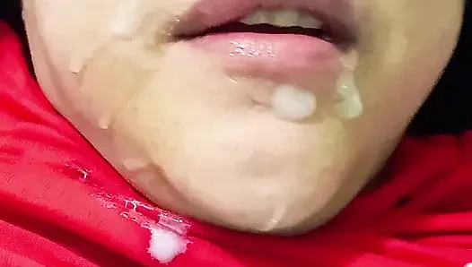 Üvey anneme ağzında yarağımla sürpriz yapıyorum ve dölümü yutuyor