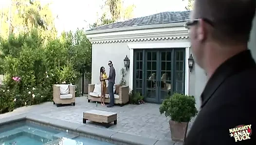 Büyük memeli sahte göğüsleri meme sikişi için yapılıyor ve götü anal için