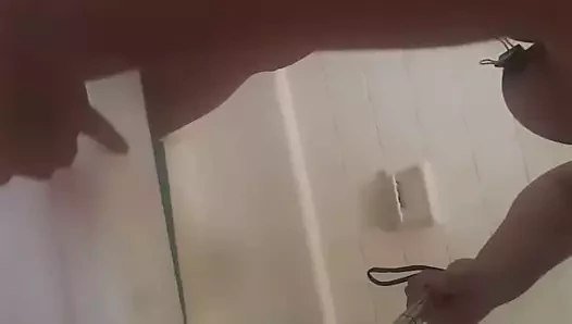 Azgın domuz kaltak bana itaat ediyor. diş macunu ve kelepçeler