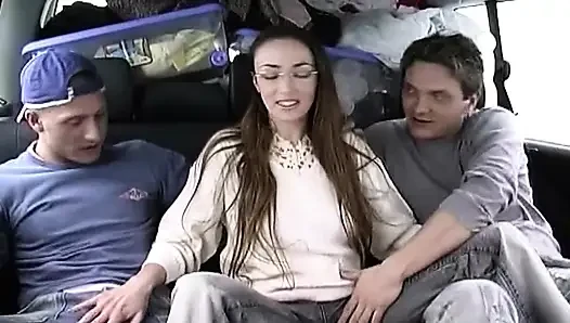 Olgun esmerin vahşi araba üçlü seksi ve damlayan dölleme