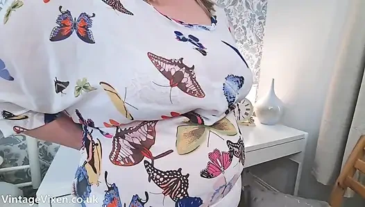 SEKSI IRI GÜZEL EV HANıMı BÜYÜK SARKıK GÖĞÜSLERINI BLUZLA GÖSTERIYOR