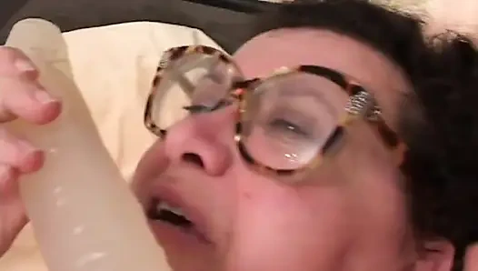 Yaşlı şişman kadın yatağında dildoyla tek başına seks yapıyor