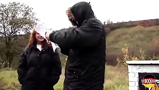 Büyük memeli Avrupalı orta yaşlı seksi kadın açık havada seks için yakalandı