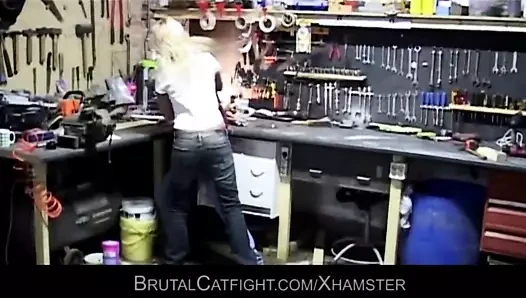 İki kız deli gibi kavga ediyor - biri becerdin