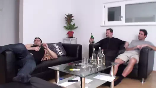 Richie arkadaşlarının önünde aşağılanıyor