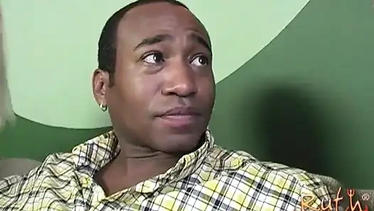 Ruth Blackwell ve Jennifer Dark büyük zenci yarağını paylaşıyor