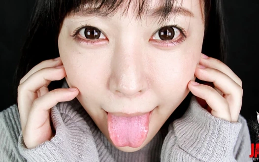 Arisa'nın şehvetli oral vitrini: tükürük dolu bir his