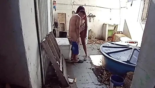 Arka bahçede temizlikçi kadına ateşli bir şekilde sokuyor