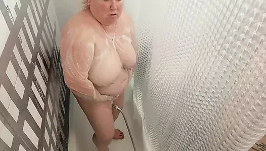 Kayınvalide duş alıyor ve büyük göğüslerini yıkıyor