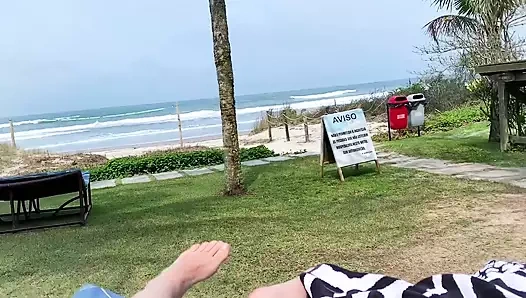 El işinden sonra, tatilcilerin önünde sahile geldim!