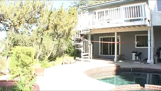 Güzel Bir Esmer İçin Kanepeye Binmek