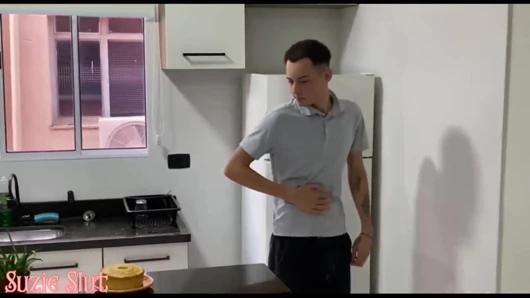 Üvey annem beni üvey babam için yaptığı pastayla mastürbasyon yaparken yakalıyor, beni çok sert seksle cezalandırıyor