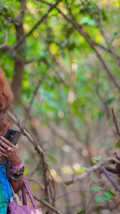 Tepelerde yabancı kızla sert seks yapıyor | Klip 1