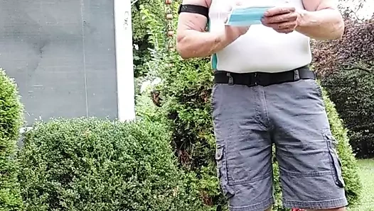 Baba bahçıvan bahçede iş yapıyor ve hortumla sallıyor