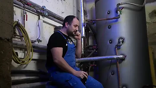 Azgın Ev Kadınları Tamirci Tarafından Parmaklanıyor Ve Sikiliyor
