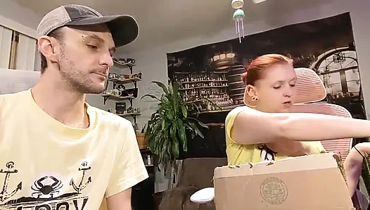 İstek Listesi Hediyeleri 9 - Kırmızı Korse Ve Siyah Vinil Elbise Kutu açılıyor Ve Mastürbasyon