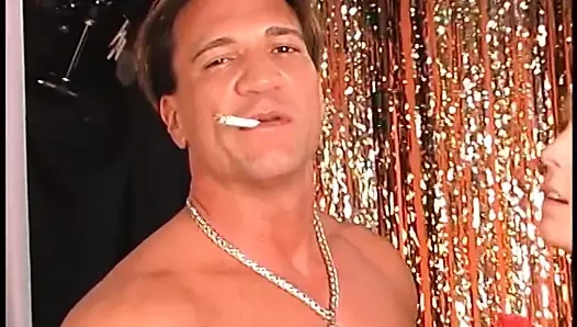 Seksi sarışın sert ve kalın bir yarağa binerken klitorisini ovuyor