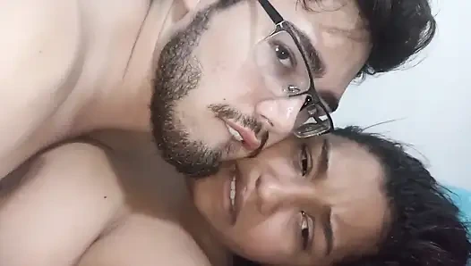 New York Abd'li 18 yaşındaki esmer büyük sarkık memeler üvey erkek kardeşinin büyük yarağını sikiyor arkadaşlar sikişiyor