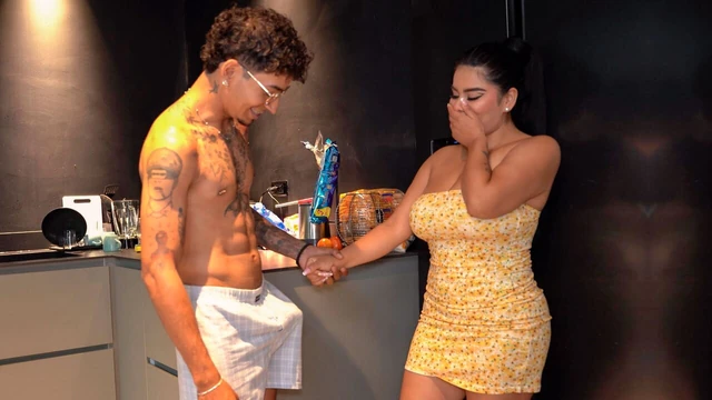 Горничная помогает сыну своего босса с особым отношением, чтобы получить повышение - Thiago Lopez и Issane