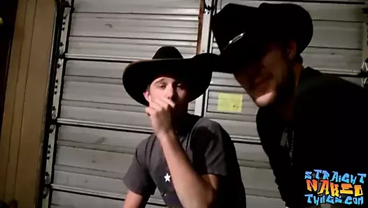 Düz sapkınlar birlikte siklerini ve boşalmak sürtünüyor