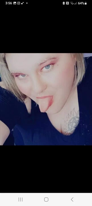 Kadın kılıklı kadın yarak sürtük ve küvet gibi 8 inçlik dildoyla boğazını eğitiyor