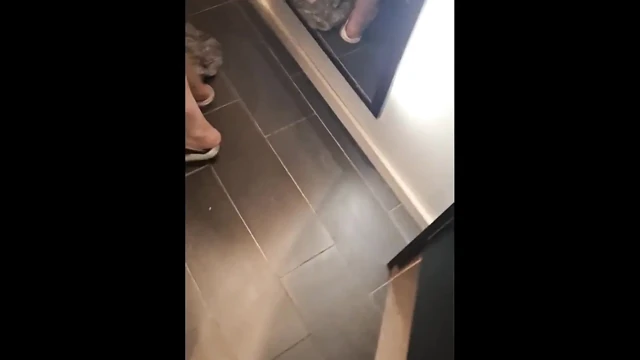 Kocamın en iyi arkadaşı tarafından soyunma odasında sikiliyor