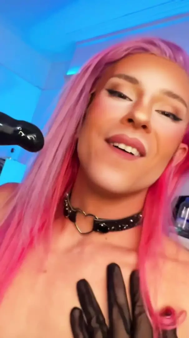 🔥Baştan çıkarıcı trans kraliçe Gabrielle tek başına götünü ve boğazını esnetiyor 60 FPS