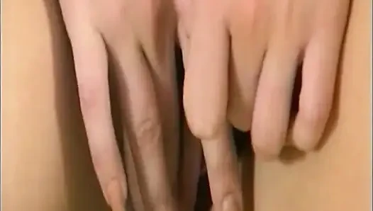 Sarışın hatun mor tulumla gerçekçi dildoya biniyor