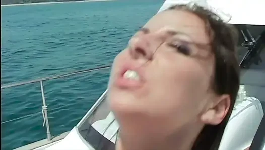 Güneşin Altında Anal Seks Ile Tekne Gezisi