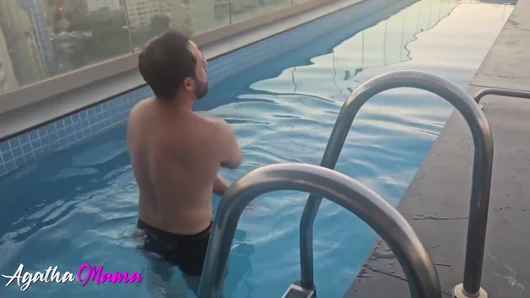 Komşumla havuzda tanıştım, beni evine çağırdı Sonunda onun vajinamı ve popomu sikmesine izin verdim, ta ki boşalana kadar