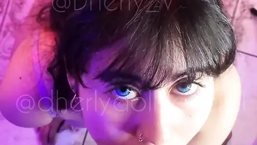 Arkadaşım bana kız arkadaşına ödünç verdi ve bana sakso çekti, döl için susamıştı.