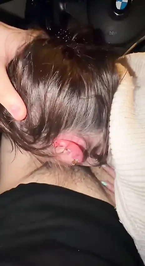 Alman Saskialove 18 yaşındaki hemşireyi boşalana kadar arabada sikiyor