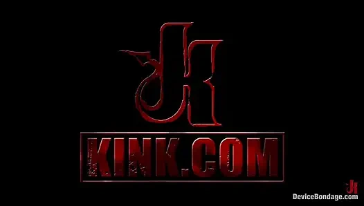 Claire büyük göğüslerini sikiyor, bağlı ve yağlanmış. Vücudu açılıyor ve işkence ediliyor.