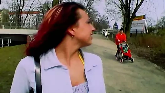 Güzel Alman bebek tıraşlı amını memnun etmeyi seviyor