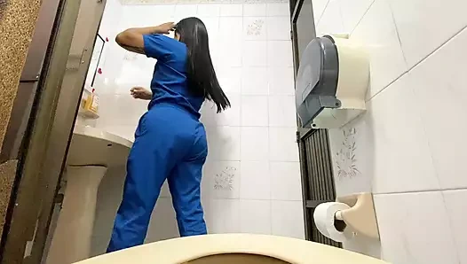 Kamera hemşireyi hastane banyosunda işerken yakalıyor (büyük jet)