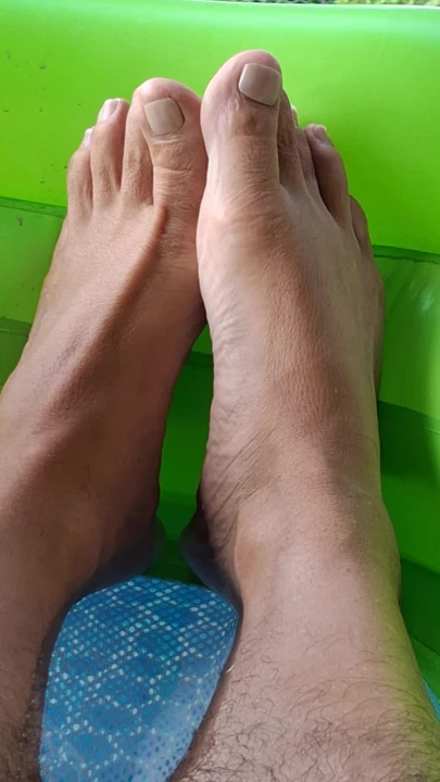 Ben mastürbasyon yapıp izlerken ayak parmaklarımı emer misin?