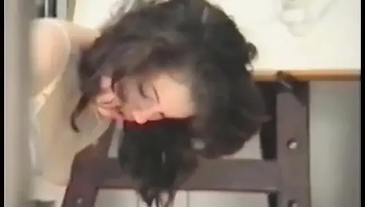 Azgın tatlı kız sıkı amına dildo sürmeyi seviyor