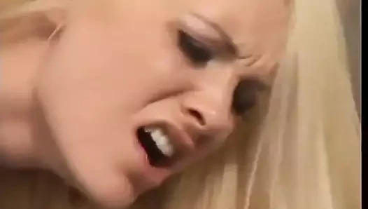 Çarpıcı uzun bacaklı sarışın beautyjessi mccarthy erkek arkadaşının büyük penisiyle sıkı götünü parlatmasına izin veriyor