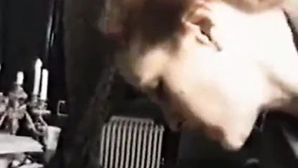 Mücevherlerini acımasızca kaldırıyor