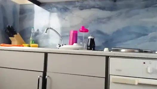 Genç baştan çıkarıcı bir baştan çıkarıcı kadın lezzetli götüyle azdırıyor