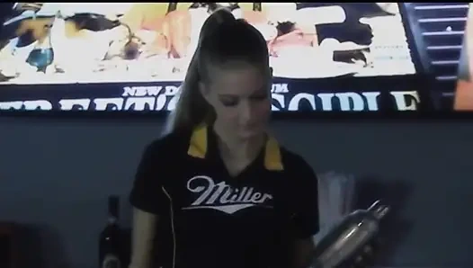 İki çarpıcı genç sürtük için anal üçlü seks