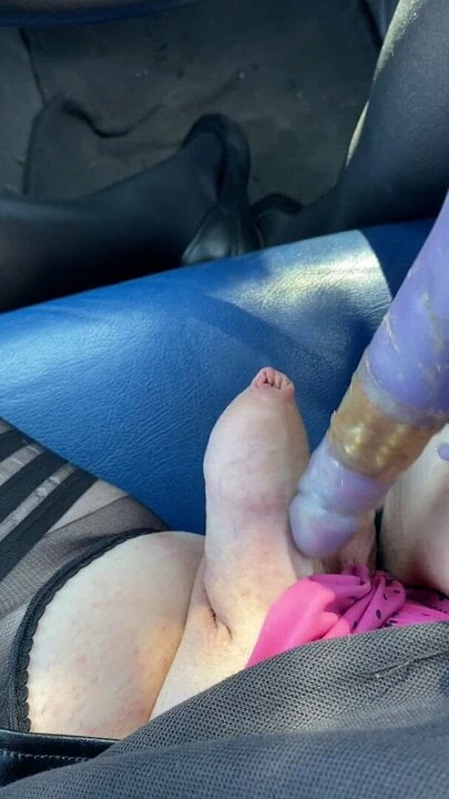 Кроссдрессер в колготках играет с дилдо