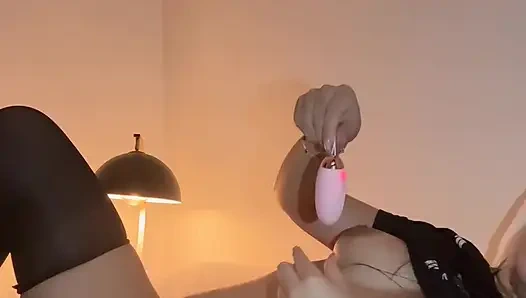 Mükemmel vücutlu latin kız gerçek orgazmı hissediyor