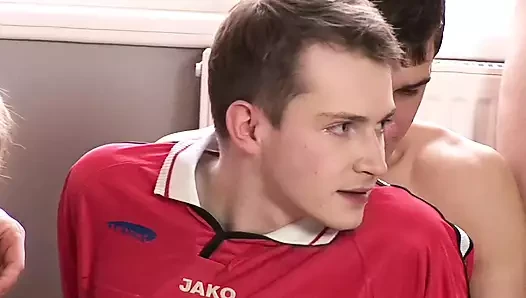 Genç futbolcular küçük bir seks partisine sahipler ve azgın sert musluklarını zevkle üfliyorlar