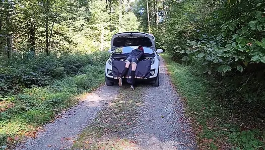 Yol kenarında araba arızası... Ve bana nasıl yardım etmesi gerektiğini çok iyi biliyordu