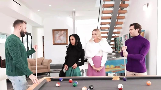 Üvey babalar üvey kızlarına nasıl sikişeceklerini öğretiyor - daughterswap