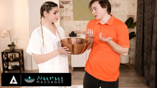 Nuru masajı - sarsılmış 18 yaşındaki çocuk çalışırken üniversitedeki en iyi arkadaşıyla ilgileniyor